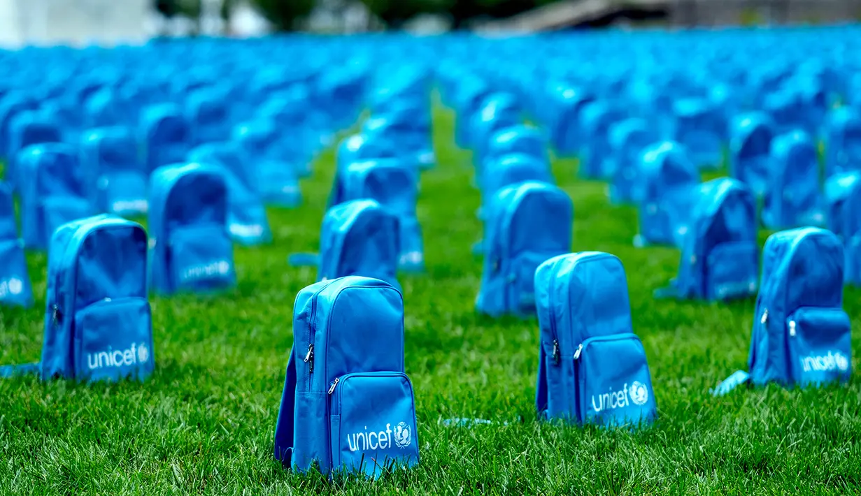 Ribuan tas sekolah tertata di halaman utara Markas Besar Perserikatan Bangsa-Bangsa (PBB), New York, Amerika Serikat, Minggu (8/9/2019). UNICEF menyerukan perlindungan lebih besar terhadap anak-anak yang hidup di zona konflik. (AP Photo/Craig Ruttle)