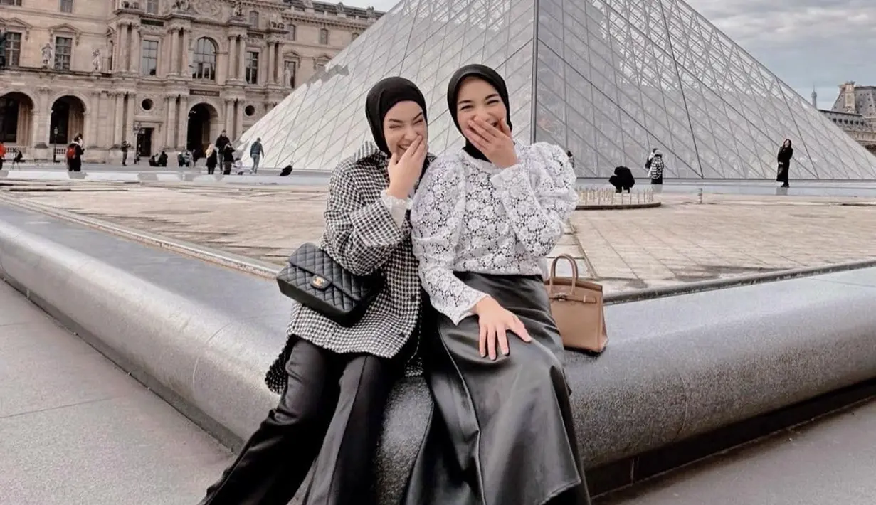 Citra Kirana memesona dengan outfit liburannya. Ia memadukan atasan putih dengan rok midi hitam, dan high boots yang juga berwarna hitam. Mana OOTD hijab dengan sepatu boots yang jadi favoritmu, Sahabat FIMELA? [Foto: Instagram/citraciki]