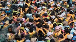 Wisatawan memadati water park Caribbean Bay di Yongin, luar Seoul, Senin (6/8). Cuaca ekstrem dengan suhu mencapai hampir 40 derajat celcius membuat ratusan warga Korea Selatan memenuhi kolam renang untuk mengurangi hawa panas. (Ed JONES/AFP)