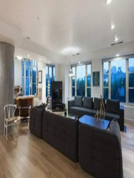 Kendall Jenner tinggal disebuah apartemen mewah seharga 20 Milyar di Westwood. Apartement seluas 185 meter persegi ini kerap sempit karena barang-barang Kendall kerap berantakan disudut apartemennya. (dailymail/Bintang.com)