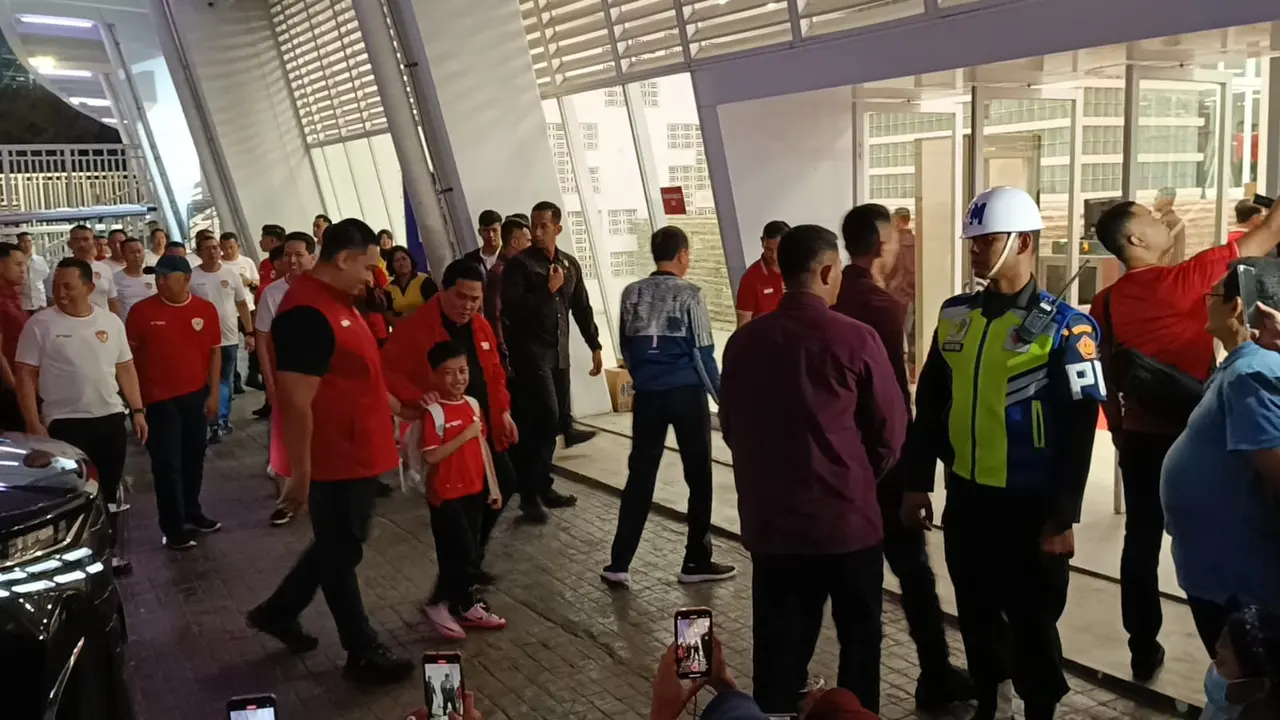 Presiden Joko Widodo (Jokowi) menonton langsung laga pertandingan Kualifikasi Piala Dunia 2026 antara Timnas Indonesia melawan Australia di Stadion Utama Gelora Bung Karno (GBK) Jakarta, Selasa (10/9/2024). Jokowi membawa dua cucunya.