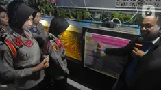 Sekolah siswa Bintara Polwan melihat kolam Gizi Warga RT 08/04 di Jakarta, Sabtu (25/5/2024). (merdeka.com/Imam Buhori)