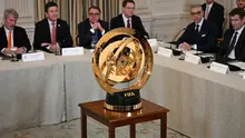 Trofi Piala Dunia Antarklub FIFA yang baru berada di tengah ruangan selama KTT Kripto Gedung Putih di Washington DC, 7 Maret 2025 waktu setempat. (Jim WATSON / AFP)