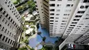 Sebuah kolam renang terlihat di salah satu Apartemen di Jakarta, Senin (1/11/2021). Minimnya permintaan, membuat tingkat hunian apartemen sewa di Jakarta hanya 55 persen di kuartal III-2021, atau menurun 0,75 persen dari kuartal sebelumnya. (Liputan6.com/Faizal Fanani)