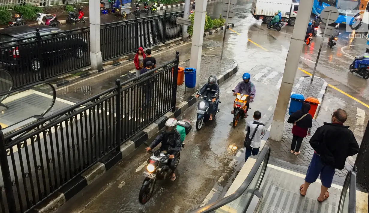 Pengendara sepeda motor menerobos masuk ke jalur bus di Terminal Manggarai, Jakarta, Senin (15/1). Untuk menghindari macet, para pemotor tersebut nekat menerobos ke jalur bus Terminal Manggarai. (Liputan6.com/Immanue Antonius)