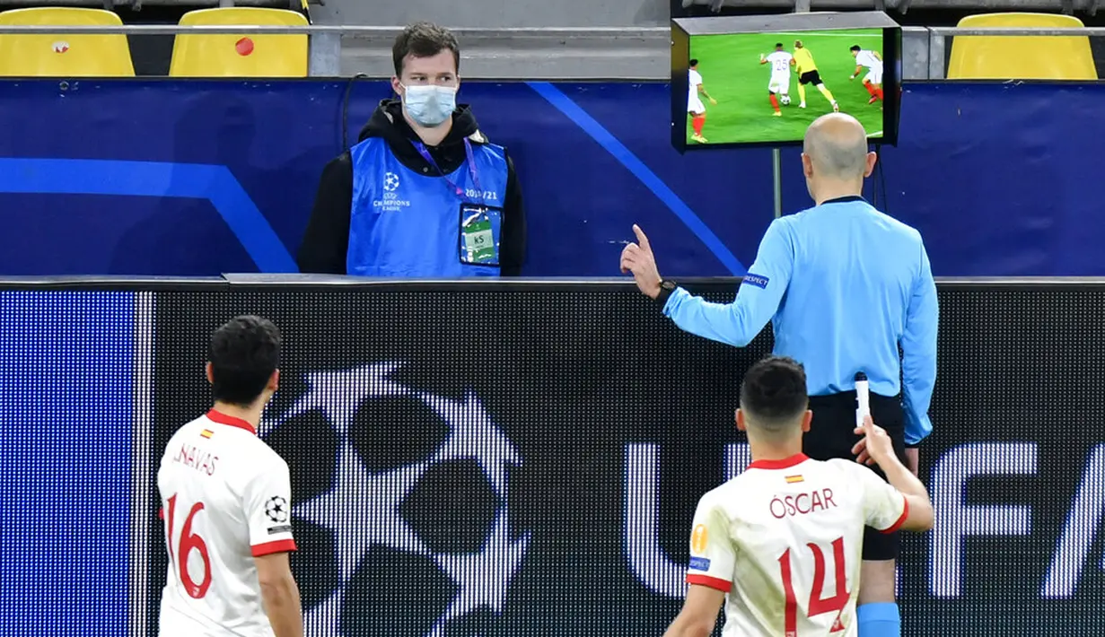 Wasit Cunyet Cakir menyaksikan VAR selama laga Borussia Dortmund melawan Sevilla FC pada pertandingan leg kedua babak 16 besar Liga Champions di Dortmund, Jerman, Selasa (9/3/2021). Laga berakhir imbang 2-2. (AP Photo/Martin Meissner, Pool)