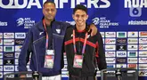 Pelatih Timnas Indonesia Patrick Kluivert (kiri) bersama pemain Timnas Indonesia Marselino Ferdinan memberikan keterangan terkait persiapan jelang laga putaran ketiga Kualifikasi Piala Dunia 2026 Zona Asia Grup C melawan Bahrain di Stadion Utama Gelora Bung Karno, Senayan, Jakarta, Senin (24/3/2025). (Liputan6.com/Angga Yuniar)