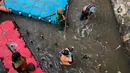 Petugas membuat jebakan sampah di Kali Pancoran, Jakarta, Kamis (12/11/2020). Jebakan sampah tersebut dibuat guna memermudah petugas saat membersihkan kali, terutama saat musim hujan. (Liputan6.com/Immanuel Antonius)