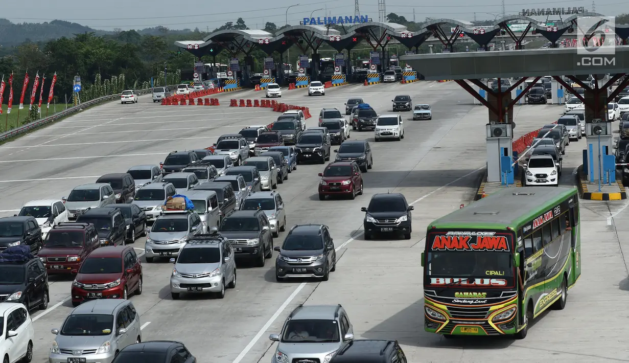 Kendaraan pemudik mengantre keluar gerbang tol Palimanan, Cirebon, Jawa Barat, Sabtu (24/6). Pada H-1 Lebaran Volume kendaraan menuju Jawa Tengah terpantau ramai lancar. (Liputan6.com/Gempur M Surya)
