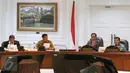 Presiden Jokowi didampingi Wapres Jusuf Kalla saat menggelar rapat terbatas bersama sejumlah menteri di Istana, Jakarta, Rabu (29/3). Dalam rapat tersebut Jokowi mengingatkan bahwa target pemerintah adalah masuk ke 40 besar. (Liputan6.com/Angga Yuniar)