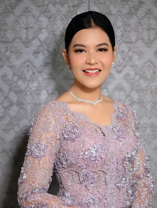 Melengkapi tampilannya, dengan perhiasan silver kalung dan anting-antingnya. Dengah hiasan rambut silver di atas rambut sanggulnya. Dipoles makeup simple dengan blush on pink dan lipstik glossy.  [@bennusorumba]