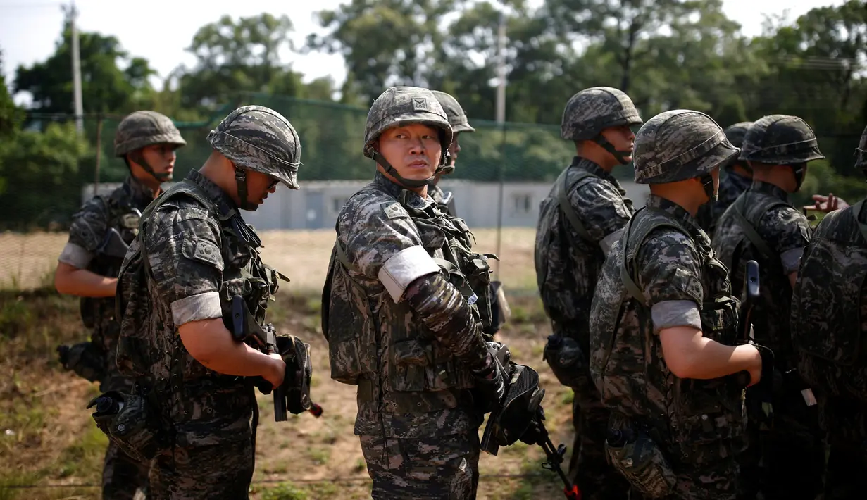 Tentara Korsel saat mengikuti kegiatan yang diadakan Kementerian Pertahanan  Korea Selatan di wilayah perbatasan, Gimpo, Korea Selatan, 10 Juni 2016. Ada sejumlah kegiatan seperti Tur media dan hiburan dari penyanyi Kpop. (REUTERS / Kim Hong - Ji)