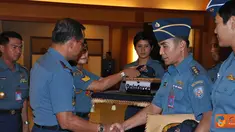 Citizen6, Surabaya: Menurut Komandan Kontingan Kobangdikal yang juga Komandan Pusat Pendidikan Bantuan Administrasi, Kolonel Laut (S) Untung Purnomo, Ke-142 atlit tersebut, akan berlaga di enam cabang olahraga. (Pengirim: Penkobangdikal)