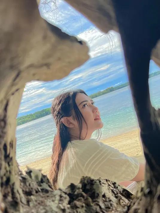 <p>Di berbagai momen yang diunggah Via Vallen, tak tampak ada orang lain selain sang suami yang turut dalam liburannya kali ini. Bahkan, setiap foto mengesankan Via Vallen diabadikan langsung oleh Chevra, yang disebut Via sebagai "my favorite photographer". (Instagram/viavallen)</p>