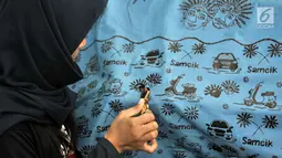 Pengrajin melakukan proses pencantingan saat membuat kain batik Betawi di rumah produksi Batik Seraci, Kampung Kebon Kelapa, Bekasi, Jawa Barat, Selasa (2/10). Kain Batik Seraci dipasarkan hingga ke Jepang dan Eropa. (Merdeka.com/Iqbal Nugroho)