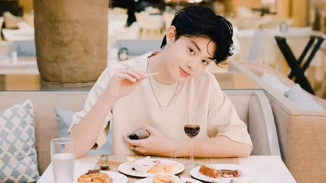 Pesona Gabriel Prince Pakai Outfit Putih, Bisa Jadi Inspirasi