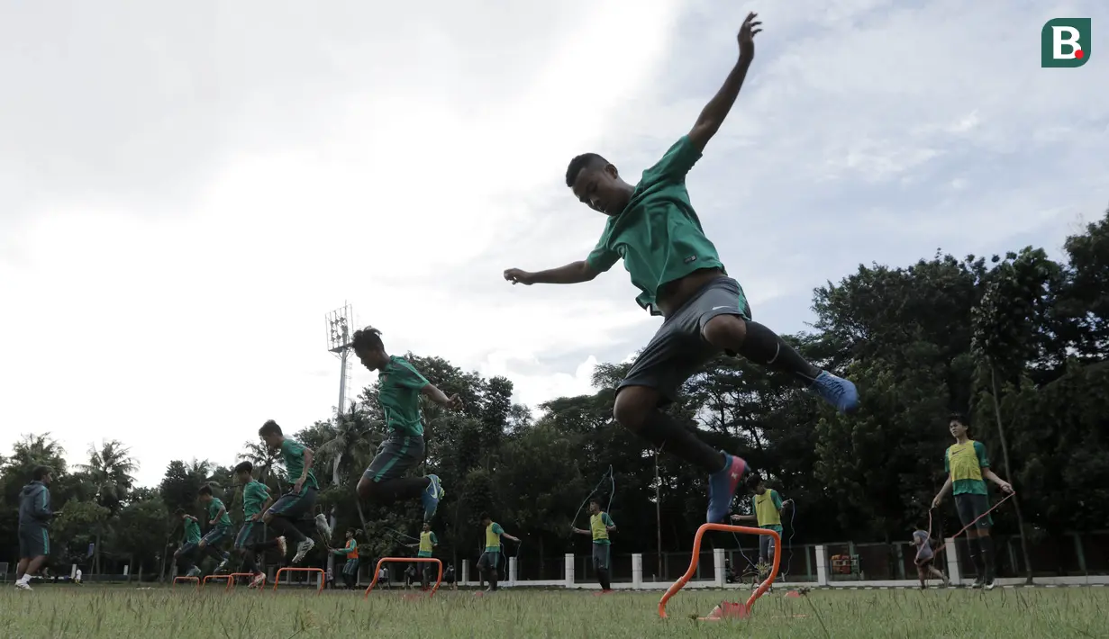 Pemain Timnas U-16 saat latihan di Lapangan Atang Soetrisna, Cijantung, Jakarta, Selasa (20/2/2018). Pemusatan latihan tahap kedua ini dilakukan untuk persiapan turnamen Jenesys di Jepang. (Bola.com/M Iqbal Ichsan)