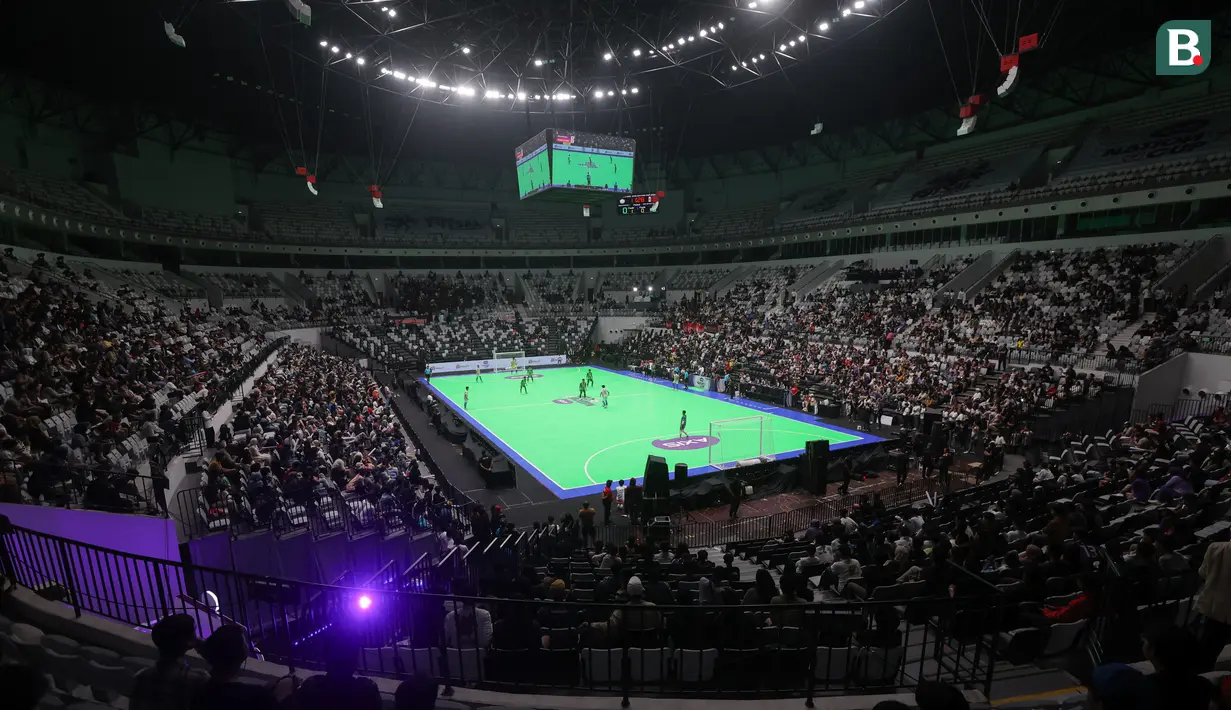 Suasana pertandingan tim futsal putra SMK Medika Samarinda melawan SMKN Jakarta Barat 1 pada laga final AXIS Nation Cup 2024 yang berlangsung di Indonesia Arena, GBK, Jakarta, Sabtu (16/11/2024). (Bola.com/Muhammad Iqbal Ichsan)