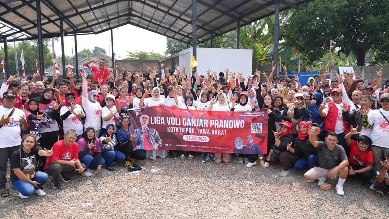 Relawan pendukung calon presiden atau capres Ganjar Pranowo, Sahabat Ganjar, menggelar lomba voli antarkampung yang melibatkan putra dan putri dari berbagai desa setempat bagi warga Kota Depok, Jawa Barat.