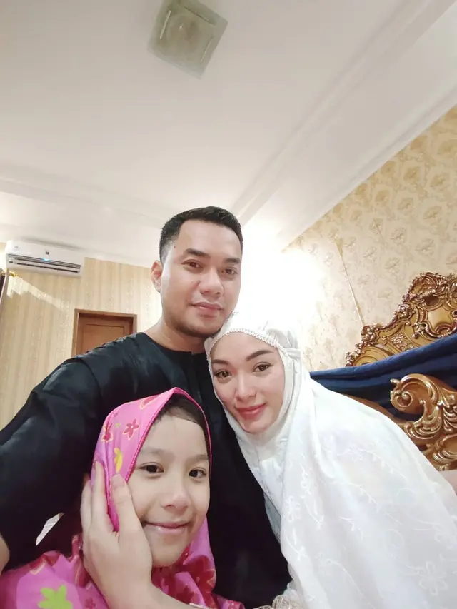 5 Momen Kebersamaan Zaskia Gotik dan Putri Sambungnya, Penuh Perhatian