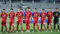 Alih-alih meletakkan tangan di dada seperti rekan-rekannya, bek Timnas Indonesia U-22 itu justru melakukan sikap sempurna saat menyanyikan lagu Indonesia Raya pada Laga uji coba melawan India di Stadion Madya, Jakarta, Jumat (10/10/2025). (Bola.com/M Iqbal Ichsan)