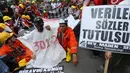 Dalam aksinya, para penambang menuliskan angka jumlah korban tewas dalam ledakan tambang di Soma, beberapa waktu lalu, Ankara, (16/7/2014). (AFP PHOTO/Adem Altan)