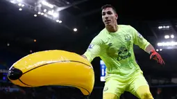 Kiper Everton, Joel Robles melempar sebuah balon pisang keluar lapangan di stadion Etihad, Inggris, (27/1). Kejadian terjadi pada pertandingan semi final leg kedua antara Manchester City menjamu Everton. (Reuters /  Andrew Yates)