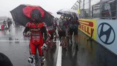 Tim mekanik dan kru kembali ke paddock saat hujan deras sebelum Race 1 World Superbike (WSBK) di Pertamina Mandalika International Street Circuit, Lombok Tengah, Nusa Tenggara Barat, Sabtu (20/11/2021). Hujan deras memaksa Race 1 WSBK Mandalika ditunda pada 21 November. (AP Photo/Achmad Ibrahim)