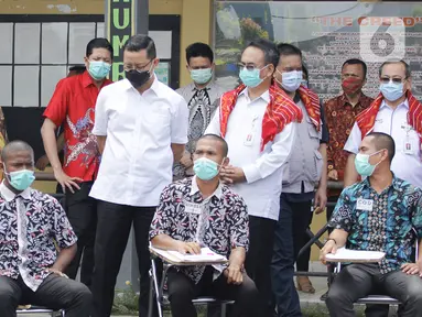 Menteri Sosial Juliari P Batubara (tengah), jajaran Direksi dan Kepala Rehabilitasi Sosial Korban Penyalahgunaan NAPZA berbincang dengan korban Penyalahgunaan NAPZA pada acara bantuan sembako penanganan Covid-19 Kemensos di Deli Serdang, Sumut, Jumat (13/11/2020). (Liputan6.com/Pool/Kemensos)