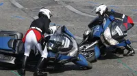 2 Motor polisi bertabrakan di acara peringatan Bastille Day di Paris. (AP)