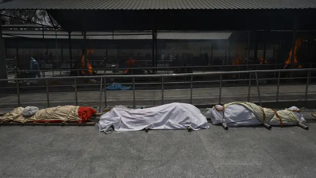FOTO: Barisan Jasad Korban COVID-19 di India Antre untuk Dikremasi