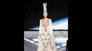 Gaun putih berkerah `V` hingga ke perut dengan hiasan emas menampilkan sosok putri nan dingin seperti es  dalam I Fashion Festival 2014, Jakarta, Senin (15/12/2014). (Liputan6.com/Panji Diksana)