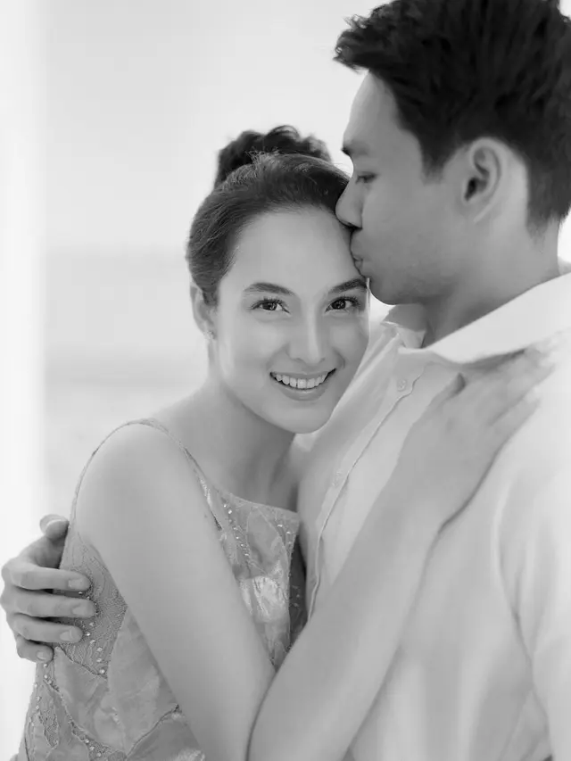 Ini 7 Potret Prewedding Monokrom Chelsea Islan dan Rob Clinton