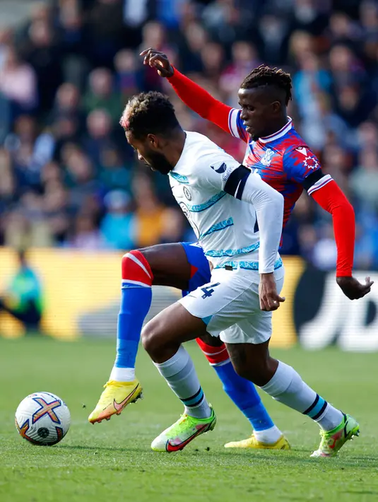 Pemain Crystal Palace Wilfried Zaha (kanan) berebut bola dengan pemain Chelsea Reece James pada pertandingan sepak bola Liga Inggris di Stadion Selhurst Park, London, Inggris, 1 Oktober 2022. Chelsea menang 2-1.(AP Photo/David Cliff)