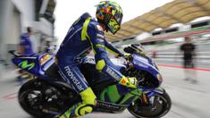 Pebalap Movistar Yamaha, Valentino Rossi, memacu motornya saat sesi latihan kedua jelang GP Malaysia di Sirkuit Sepang, Jumat (27/10/2017). Pada sesi ini pebalap Italia itu berada pada posisi keenam dengan waktu 13,071 detik. (AFP/Vincent Thian)
