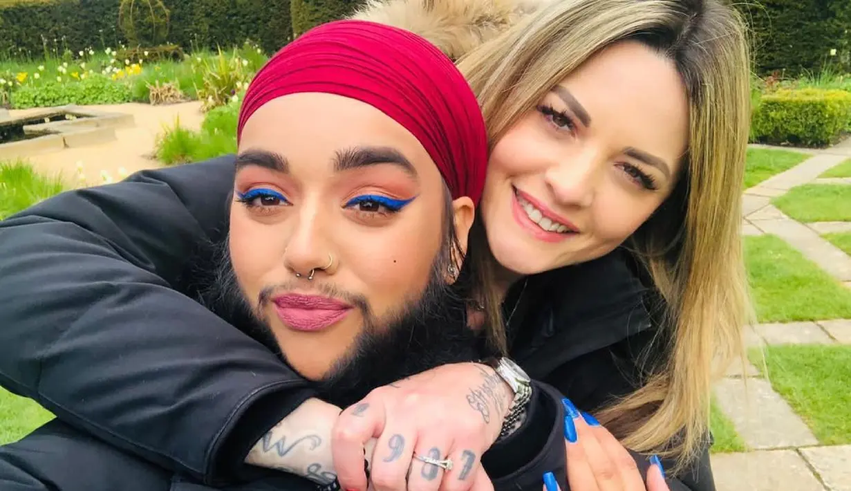 Awalnya, ia masih suka melakukan waxing untuk menghilangkan jenggot tersebut. Namun kini ia berhenti melakukannya.  (Foto: Instagram/ @HarnaamKaur)