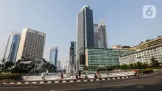 Warga beraktivitas di Bundaran HI, Jakarta, Kamis (13/5/2021). Jalanan Ibu Kota lengang pada libur hari Idul Fitri 1442 H. (Liputan6.com/JohanTallo)