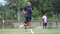 Ezra Walian bertekad meraih gelar juara bersama Persik Kediri, seperti dilakukannya di Persib Bandung musim lalu. (Bola.com/Gatot Sumitro)