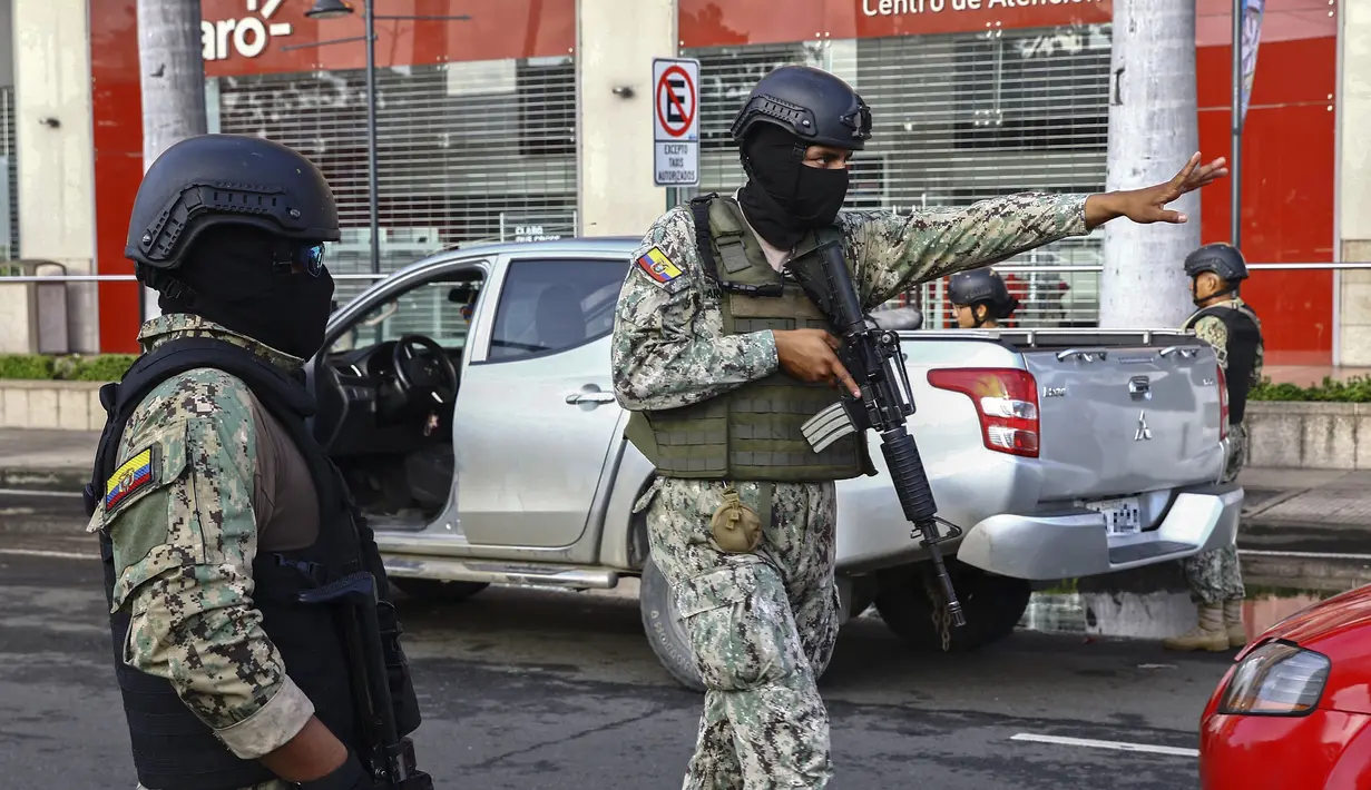 Anggota tentara menghentikan lalu lintas di sebuah pos pemeriksaan di jalan Guayaquil, Ekuador, pada 3 April 2023. (AFP/Gerardo Menoscal)