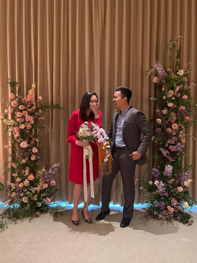 Momen lamaran Putri Tanjung (https://www.instagram.com/p/CUDAVE2hFV3/)