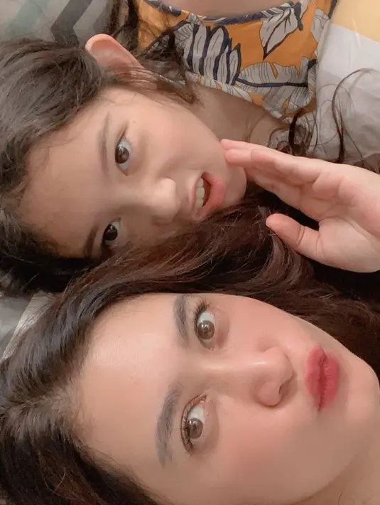 <p>Nafa Urbach juga kerap membagikan potret kebersamaannya dengan sang putri, Mikha. (FOTO: instagram.com/@nafaurbach)</p>