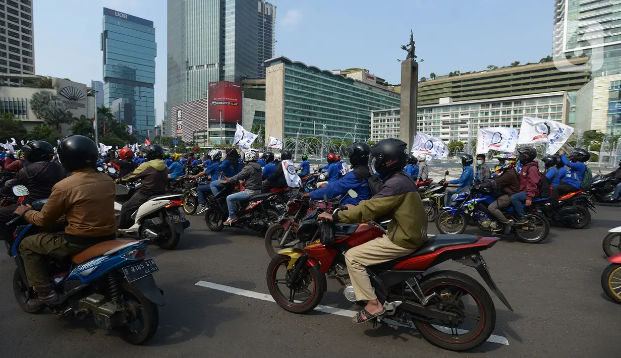 Massa dari elemen Serikat Buruh Sejahtera Indonesia (SBSI) dengan membawa atribut menuju gedung DPR/MPR, Jakarta, Kamis (8/10/2020). Mereka berencana demonstrasi di depan gedung DPR menolak pengesahan Omibus Law atau Undang-undang Cipta Kerja. (merdeka.com/Imam Buhori)