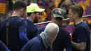 Pemain Barcelona, Lionel Messi (tengah) saat mengikuti parade juara di Barcelona, (30/4/2018). Gelar La Liga 2017-2018 meruapakan yang ke-25 bagi tim Catalan tersebut. (AFP/Lluis Gene)
