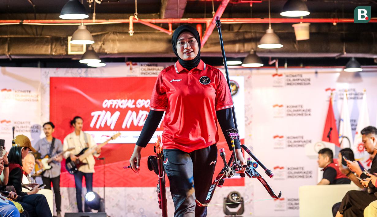Atlet Panahan Indonesia, Diananda Chaerunnisa berjalan di atas karpet merah saat launching jersey terbaru Tim Indonesia untuk Asian Games 2022 Hangzhou di Kantor NOC Indonesia Lantai 16, Gedung FX Senayan, Jakarta, Sabtu (09/09/2023). (Bola.com/Bagaskara Lazuardi)