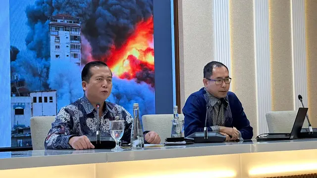 Juru Bicara Kemlu RI Lalu Muhammad Iqbal (kiri) dan Direktur Pelindungan WNI dan BHI Judha Nugraha (kanan) dalam pernyataan pers di Jakarta, Jumat (13/10/2023). (Liputan6/Benedikta Miranti)