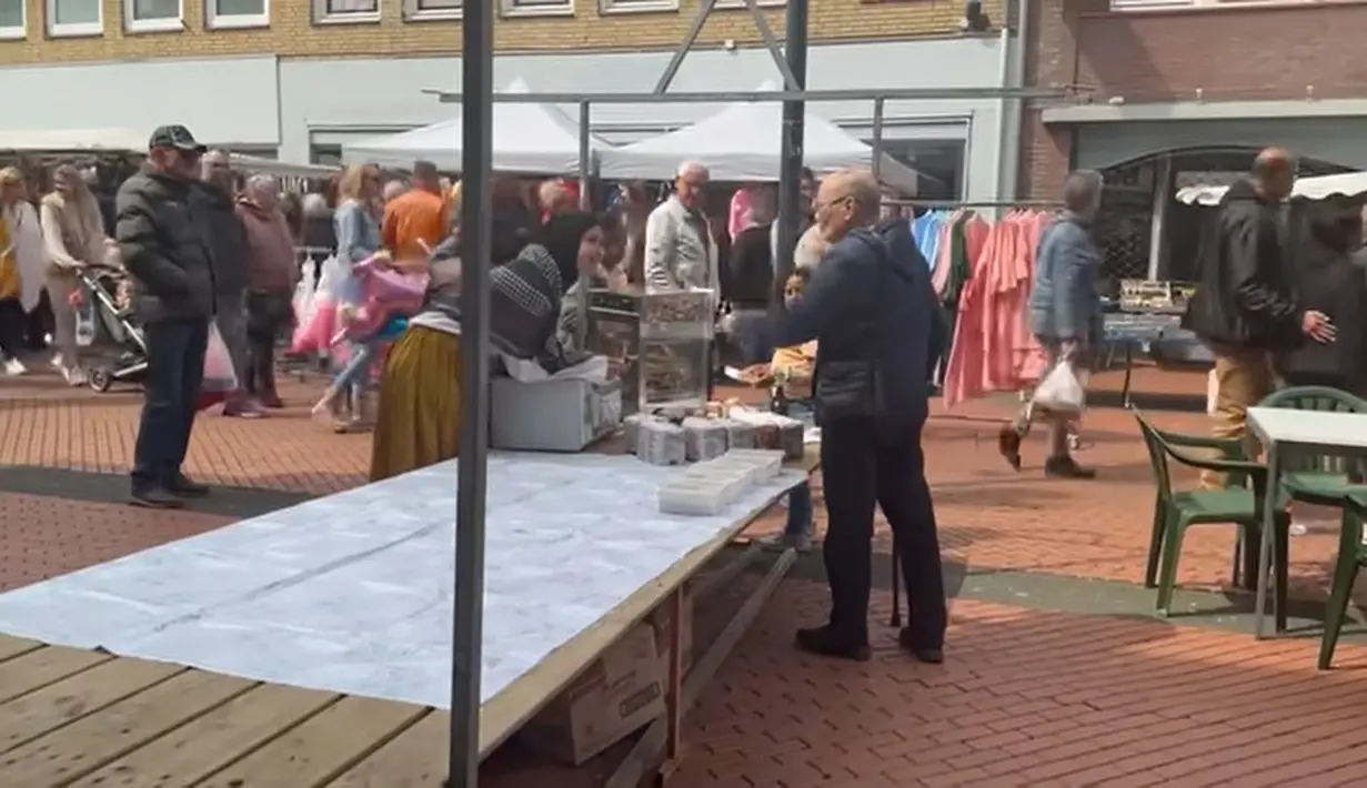 Suasana depan warung milik Fanny Bauty. Sedangkan Shireen tampak menggelar meja untuk menjual aneka gorengan. Ia juga beberapa kali kembali ke dapur untuk membuat pesanan. [Youtube/The Sungkars]