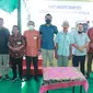 Pengurus Koperasi Sawit Makmur di Kabupaten Kampar bersama ninik mamak dan kepala desa. (Liputan6.com/M Syukur)
