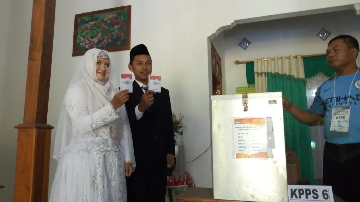 Pasangan Ini Menikah saat Pilkada dan Mencoblos Pakai Baju Pengantin. (Liputan6.com/Dian Kurniawan)