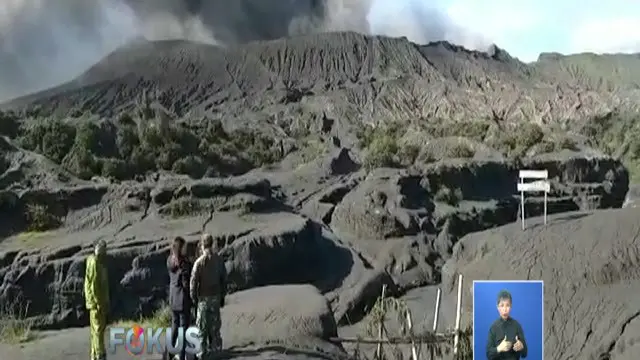 Meski Bromo sedang erupsi, namun aktivitas wisata di sekitar lautan pasir yang berjarak kurang lebih 2 kilometer dari kawah gunung masih terlihat normal.