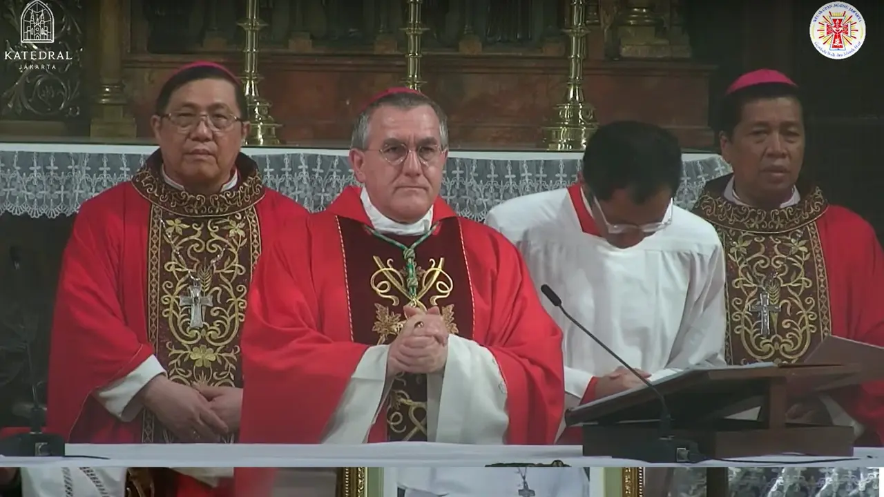 Duta Besar Takhta Suci Vatikan untuk Indonesia Mgr. Piero Pioppo memimpin Misa Requiem atas wafatnya Paus Fransiskus di Gereja Katedral, Jakarta, Kamis (24/4/2025). (Live Streaming Gereja Katedral)